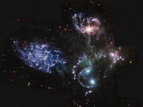 Dieses Bild, das am 12. Juli 2022 von der NASA vom Mid-Infrared Instrument (MIRI) des James Webb Space Telescope (JWST) veröffentlicht wurde, zeigt nie zuvor gesehene Details von Stephans Quintett, einer visuellen Gruppierung von fünf Galaxien.