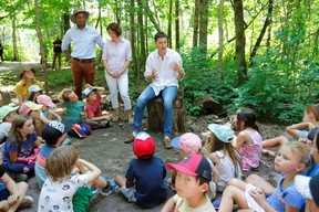 Wir wünschten, wir hätten eine bessere Erklärung für dieses Foto, aber am Freitag beschloss der Premierminister anscheinend, die meisten seiner Haare abzuschneiden, auf Socken zu verzichten und dann in einem Tagescamp in Gatineau, Que, abzuhängen.  Er hatte auch vor, bei einer Brauerei vorbeizuschauen, aber seine RCMP-Sicherheitskräfte verwarfen die Idee, nachdem sich zu viele Demonstranten draußen versammelt hatten.