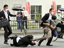 In diesem Bild aus einem Video hält Japans ehemaliger Premierminister Shinzo Abe kurz vor seiner Erschießung am Freitag, den 8. Juli 2022, eine Wahlkampfrede in Nara, Westjapan. (Kyodo News via AP)