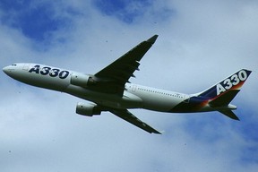 Eine frühe A330-200, abgebildet im Jahr 1997. Zwei davon, wahrscheinlich aus dem Zivildienst umfunktioniert, werden bald in die RCAF aufgenommen.