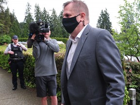 Der frühere Whitecaps-Trainer Bob Birada kommt am 8. Juni 2022 zu einer Anhörung im North Vancouver Courthouse an, nachdem er sich des sexuellen Übergriffs schuldig bekannt hat.