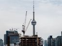 Am 13. Juli 2022 wird in der Innenstadt von Toronto ein Eigentumswohnungsgebäude im Bau gesehen. Die Stadt Toronto ist bereit, die Erschließungsgebühren über zwei Jahre um 46 Prozent zu erhöhen.