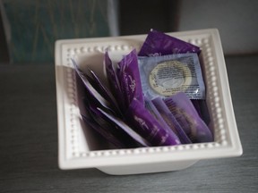 Eine Schale mit Kondomen steht am 19. Juni 2019 in South Bend, Indiana, auf einem Tisch in einem Untersuchungsraum bei Whole Woman's Health in South Bend.