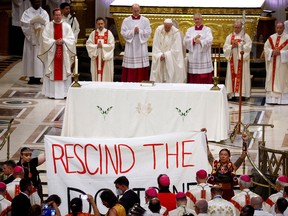 Indigene Völker halten am 28. Juli 2022 ein Spruchband mit der Aufschrift „Rescind the Doctrine“, während Papst Franziskus eine Messe im Heiligtum von Sainte-Anne-de-Beaupre in Quebec leitet.