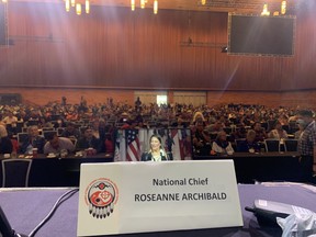 RoseAnne Archibald, National Chief of the Assembly of First Nations, veröffentlichte dieses Bild online als eine Trotzerklärung während der jährlichen Generalversammlung des Gremiums in Vancouver.  Archibald wurde letzten Monat als National Chief suspendiert, nachdem sie öffentlich Korruption innerhalb der Versammlung behauptet und eine forensische Prüfung gefordert hatte.