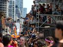 Zuschauer nehmen am Sonntag, den 26. Juni 2022, die Aussicht auf die Toronto Pride Parade auf. Ein neuer Bericht enthüllte, dass die höchste Omicron-Infektionsrate bei jungen Erwachsenen im Alter von 17 bis 24 Jahren gefunden wurde.