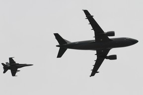 İLK OKUMA: Ordunun hızlı bir şekilde bir şeyler satın alabileceği ortaya çıktı (eğer Başbakan için yeni jetlerse) - bugün alberta haberleri Bir CC-150 Polaris tankeri, 2011 yılında bir CF-18 savaş uçağının yanında uçuş provası yapıyor.