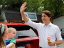 Premierminister Justin Trudeau winkt, nachdem er am 13. Juli 2022 an einem Imbissstand in Ottawa Eis gekauft hat. Die Trudeau-Regierung scheint von den Sorgen der normalen Kanadier losgelöst zu sein, schreibt Rex Murphy.