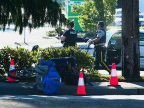 Polizeibeamte arbeiten vor Ort, nachdem die Behörden die Bewohner über mehrere Schießereien auf vorübergehende Opfer im Vorort Langley, British Columbia, Kanada, am 25. Juli 2022 in Vancouver aufmerksam gemacht hatten.