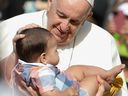 Papst Franziskus segnet ein Baby, als er am 26. Juli 2022 ankommt, um eine Messe im Commonwealth Stadium in Edmonton, Alberta, Kanada, zu leiten. REUTERS/Amber Bracken