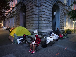 Menschen campen am 22. Juni 2022 in einer Aufstellung vor einem Passbüro von Service Canada in Vancouver.
