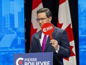 Pierre Poilievre nimmt am 11. Mai 2022 in Edmonton an der englischen Führungsdebatte der Konservativen Partei Kanadas teil, die laut einem seiner Wahlkampfbeamten war 