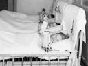 Auf einem Handout-Foto von 1937 in Toronto sind junge Mädchen in der Polio-Mädchenstation des Sick Kids Hospital zu sehen.