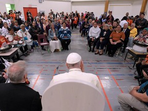 Papst Franziskus trifft sich am 29. Juli 2022 mit Überlebenden von Wohnheimen in Iqaluit, Nunavut.