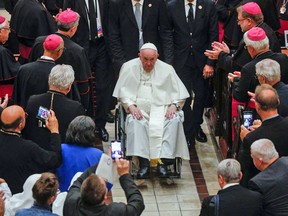 Papst Franziskus reist ab, nachdem er am 28. Juli 2022 einem abendlichen Gebetsgottesdienst in der Basilique-Kathedrale Notre-Dame in Quebec, Kanada, vorgestanden hat.