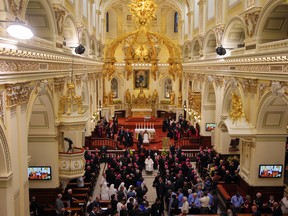 Papst Franziskus reist ab, nachdem er die Vesper mit Mitgliedern des Klerus in der Kathedrale Notre Dame in Quebec City, Quebec, am 28. Juli 2022 geleitet hat.