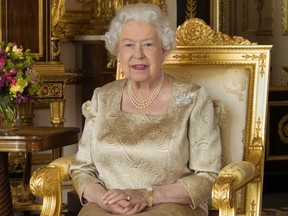 Auf diesem Foto, das vom Buckingham Palace zum Canada Day am 1. Juli 2017 veröffentlicht wurde, trägt die britische Königin Elizabeth II. die Ahornblattbrosche – aus Platin und mit Diamanten besetzt –, die sie von ihrer Mutter, der britischen Königin Elizabeth, geerbt und ihr von ihrem Ehemann King geschenkt hatte George VI während ihres Besuchs in Kanada anlässlich des 150. Jahrestages der Konföderation.