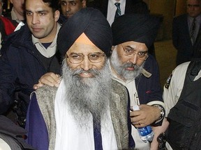 Im Jahr 2005 wurde der linke Malik wegen Mordes und Verschwörung in zwei Bombenanschlägen auf Flugzeuge von Air India freigesprochen.