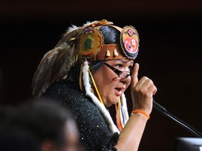 National Chief Roseanne Archibald spricht am 5. Juli 2022 vor der 43. jährlichen Generalversammlung der Versammlung der First Nations in Vancouver.