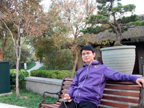 Auf einem undatierten Foto sitzt Xiao Jianhua auf einer Parkbank in Peking.  Xiao war 1989 Vorsitzender der offiziellen Studentenvereinigung der Peking-Universität, arbeitete aber mit kommunistischen Beamten zusammen, um die Straßenproteste zu entschärfen, die später auf dem Tiananmen-Platz gewaltsam niedergeschlagen wurden, berichtete die New York Times 2014.