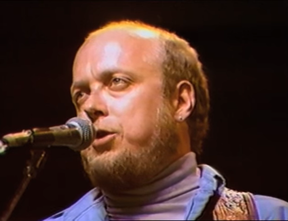 Stan Rogers singt Northwest Passage, ein Lied, das oft als Kanadas „inoffizielle Nationalhymne“ bezeichnet wird.  Rogers wurde 1983 bei einem Brand an Bord eines Air-Canada-Fluges getötet, und er bleibt einer der letzten Menschen, die jemals bei einem Air-Canada-Unfall ums Leben kamen.  Die Fluggesellschaft hatte in den 39 Jahren seither keine tödlichen Pannen.  Klicken Sie hier, um den Song live in der Gedenkdokumentation One Warm Line zu sehen.