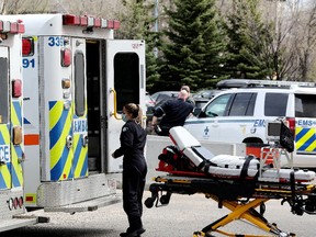 Ein Sanitäter arbeitet in seinem Krankenwagen, der vor den Noteingängen des University of Alberta Hospital und des Stollery Children's Hospital in Edmonton am Mittwoch, den 11.