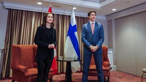 Die finnische Premierministerin Sanna Marin und Premierminister Justin Trudeau posieren im März nach einem Treffen in Brüssel für Fotos.  Diese Woche war Kanada das erste Land, das grünes Licht für den NATO-Beitritt sowohl Schwedens als auch Finnlands gab.  Finnland grenzt nicht nur an Russland, sondern kämpfte während des Zweiten Weltkriegs gegen eine sowjetische Invasion, die dem Konflikt, dem sich jetzt die Ukraine gegenübersieht, sehr ähnlich war.