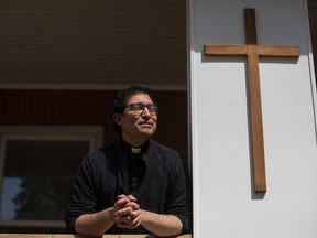 Rev. Cristino Bouvette, abgebildet in Edmonton, Donnerstag, 30. Juni 2022. Der Priester mit gemischtem Erbe aus Italien, Metis und Cree ist der nationale liturgische Leiter für den Papstbesuch vom 24. bis 29. Juli.