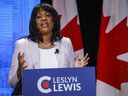 Die Kandidatin Leslyn Lewis macht einen Punkt bei der englischen Führungsdebatte der Conservative Party of Canada in Edmonton, Alta., Mittwoch, 11. Mai 2022.THE CANADIAN PRESS/Jeff McIntosh