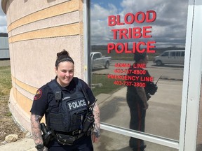 Senior Constable Jennaye Norris von der Blood Tribe Police posiert in Standoff, Alta.  am Montag, 9. Mai 2022. ]
