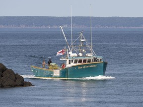 Ein Fischerboot der Sipekne'katik First Nation bereitet sich auf den Beginn seiner selbstregulierten Hummerfischerei in Saulnierville, NS, am Montag, den 16. August 2021 vor.