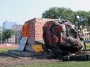 Eine kopflose Statue von Königin Victoria wird am 2. Juli 2021 vor dem Provinzparlament in Winnipeg umgestürzt und zerstört.