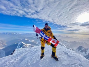 Marie-Pier Desharnais ist auf diesem Handout-Foto vom Juli 2022 auf dem K2 zu sehen.  Marie-Pier Desharnais erreichte den Gipfel des K2 – bekannt als einer der härtesten Berge der Erde – und wurde damit eine der wenigen Frauen in Kanada, die den 8.611 Meter hohen Monolithen an der chinesisch-pakistanischen Grenze bestieg.