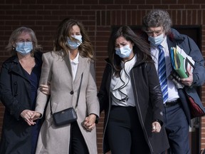 Lisa Banfield, zweite von links, Ehefrau von Gabriel Wortman, wird von Freunden zusammen mit Anwalt James Lockyer, rechts, eskortiert, als sie am Mittwoch, den 9. März 2022, das Provinzgericht von Nova Scotia in Dartmouth, NS, verlassen.