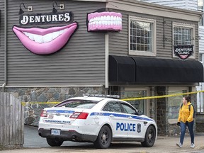 Die Atlantic Denture Clinic wird am Montag, den 20. April 2020 in Dartmouth, NS, von der Polizei bewacht.