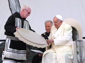 Papst Franziskus erhält am 29. Juli 2022 während seines Papstbesuchs in ganz Kanada in Iqaluit, Nunavut, eine traditionelle Trommel als Geschenk.