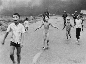 Die neunjährige Kim Phuc, Mitte, rennt mit ihren Brüdern und Cousins, gefolgt von südvietnamesischen Streitkräften, die Route 1 in der Nähe von Trang Bang hinunter, nachdem ein südvietnamesisches Flugzeug am 8. Juni 1972 versehentlich sein brennendes Napalm auf seine eigenen Truppen und Zivilisten abgeworfen hatte Das verängstigte Mädchen hatte sich auf der Flucht die brennenden Kleider vom Leib gerissen.  Phan Thị Kim Phuc, bekannt als das Mädchen auf dem Foto des Napalm-Angriffs in Vietnam von 1972, flog am Montag an Bord eines NGO-Flugzeugs von Warschau und begleitete fast 240 Flüchtlinge aus dem Krieg in der Ukraine auf einem Flug in Sicherheit nach Kanada.