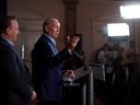 Der Premier von Quebec, Francois Legault, und der Premier von BC, John Horgan, beantworten Fragen während einer Pressekonferenz am zweiten Tag des Sommertreffens der kanadischen Premiers in Victoria, BC, am Dienstag, den 12. Juli 2022