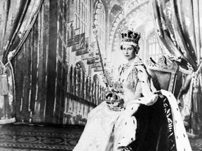 Königin Elizabeth II. Posiert mit dem königlichen Zepter am 2. Juni 1953, nachdem sie in der Westminter Abbey in London feierlich gekrönt wurde.  Elizabeth wurde 1952 im Alter von 25 Jahren zur Königin ausgerufen.