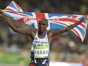 ARCHIVO - El británico Mo Farah tras ganar la medalla de oro en los 10.000 metros de los Juegos Olímpicos de Río de Janeiro, el 13 de agosto de 2016.