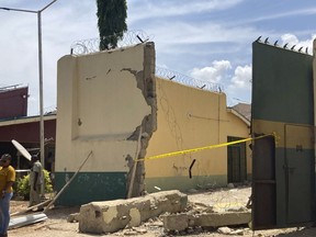 Muros destruidos en la prisión de Kuje en Abuya, Nigeria, tras un ataque rebelde el miércoles 6 de julio de 2022.
