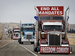 Demonstranten des Anti-COVID-19-Impfstoff-Mandats fahren in einem LKW-Konvoi ab, nachdem sie am Dienstag, 15. Februar 2022, die Autobahn am belebten US-Grenzübergang in Coutts, Alta, blockiert haben.