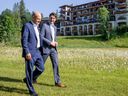 Ministerpräsident Justin Trudeau und Bundeskanzler Olaf Scholz machen am Montag, 27.06.2022, einen Spaziergang beim G7-Gipfel in Schloss Elmau.