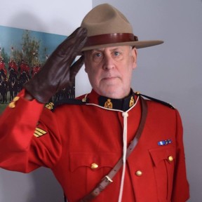 Dies ist ein Facebook-Bild des RCMP-Enthusiasten Warren Thwing, der eine alte Mountie-Uniform trägt;  eines der Juwelen einer umfangreichen persönlichen Sammlung von RCMP-Erinnerungsstücken.  Es ist diese Sammlung – und möglicherweise insbesondere dieses Foto –, die Thwing im Jahr 2020 einer Razzia durch ein RCMP ERT-Team unterzog.  Nachdem sich ein Massenmörder in Nova Scotia als RCMP-Offizier ausgab, um 22 Menschen zu ermorden, begannen die Mounties offenbar mit einem fieberhaften Vorgehen gegen jeden, von dem bekannt war, dass er Polizeiausrüstung besaß.