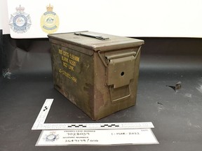 Fotos über die Beschlagnahme des größten Fentanylvorrats des Landes in Melbourne, Australien, das in Munitionskisten des Militärs gefunden wurde, die in einer industriellen Drehmaschine versteckt waren, die aus Kanada verschifft worden war.