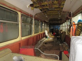 Der Innenraum der Straßenbahn, der fast vollständig entkleidet ist.