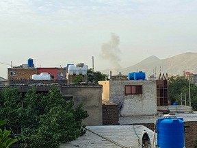 Nach einem US-Drohnenangriff in Kabul am 31. Juli 2022 steigt Rauch aus einem Haus auf. Der Angriff auf den Al-Qaida-Führer Ayman al-Zawahri wurde mit einer neuen Generation von Präzisionsraketen durchgeführt, die Kollateralschäden reduzieren sollten – das scheinbar unerbittliche Töten von Unschuldigen Familienmitglieder, Nachbarn und Umstehende – das wurde zu einem Markenzeichen des Krieges gegen den Terror.