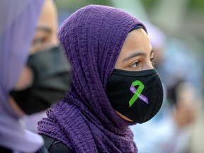Menschen nehmen im Juni 2021 an einer von der Muslim Association of Canada gesponserten Kundgebung in Toronto, Ontario, teil, um auf Islamophobie aufmerksam zu machen.