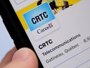 Eine Person navigiert am Montag, den 17. Mai 2021, auf einem Handy in Ottawa auf der Social-Media-Seite der Canadian Radio-television and Telecommunications Commission (CRTC). 
