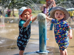 Kinder kühlen sich während der Hitzewelle in Alberta im Spray Park im West Confederation Park in Calgary ab.  Azin Ghaffari/Postmedia